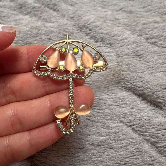 ⭐️3/$25⭐️ Peach Stone Aurora Borealis Rhinestone Gold Tone Unbrella Brooch - Picture 3 of 3